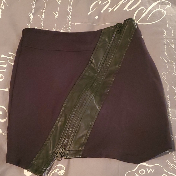 Guess mini skirt - Picture 2 of 6